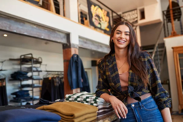 Retrato Sonriente Propietaria Tienda Moda Pie Frente Exhibición Ropa — Foto de Stock