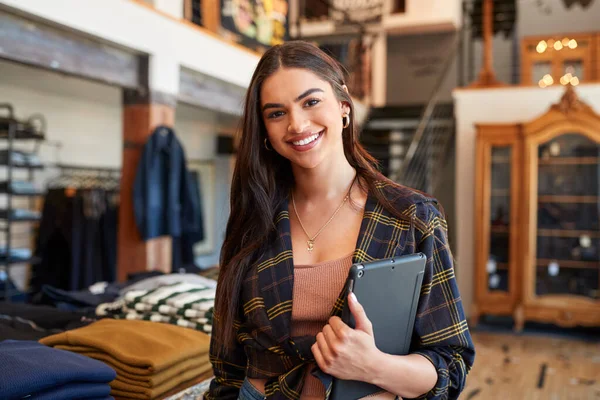 Retrato Sonriente Propietaria Tienda Moda Pie Frente Exhibición Ropa — Foto de Stock