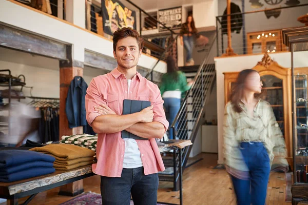 Retrato Del Dueño Masculino Tienda Moda Con Tableta Digital Tienda —  Fotos de Stock