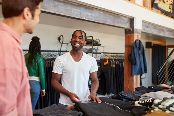 Usmívající Obchodní Asistent Pomáhá Mužskému Zákazníkovi Koupit Oblečení Módní Obchodě — Stock fotografie