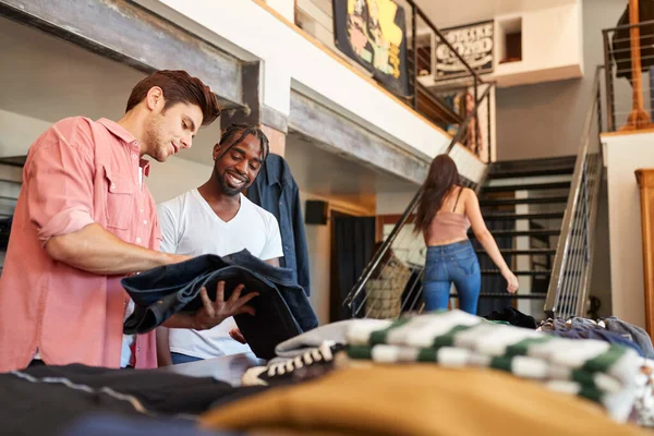 Assistente Vendas Sorridente Ajudando Cliente Masculino Comprar Roupas Loja Moda — Fotografia de Stock