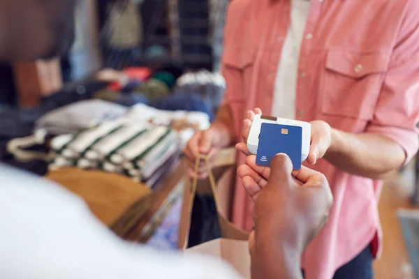 Uomo Nel Negozio Abbigliamento Che Effettua Pagamento Senza Contatto Banco — Foto Stock