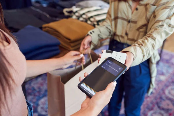 Mulher Loja Roupas Fazendo Pagamento Sem Contato Com Aplicativo Telefone — Fotografia de Stock