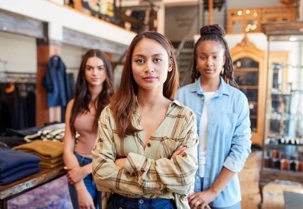 Retrato Del Equipo Ventas Femenino Multicultural Tienda Moda Pie Frente —  Fotos de Stock