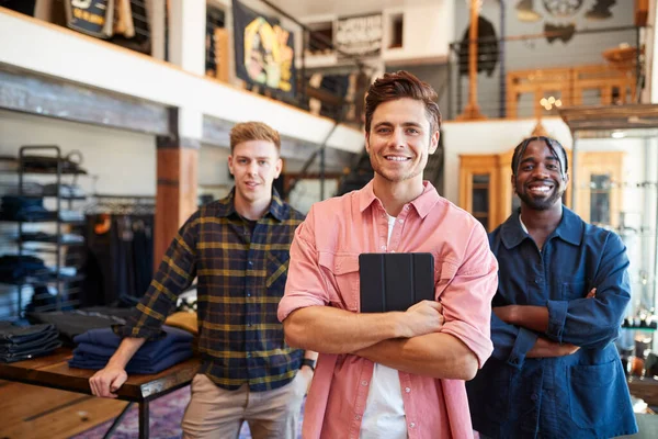 Porträt Eines Lächelnden Multikulturellen Männlichen Verkaufsteams Modegeschäft Vor Der Kleiderauslage — Stockfoto