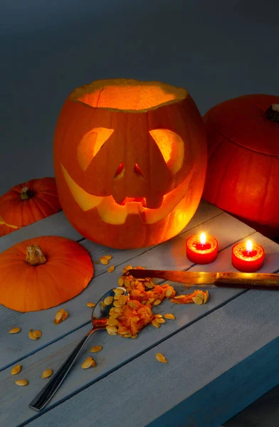 Halloween Csendélet Áll Faragott Tök Jack Lanterns Megvilágítva Gyertyák — Stock Fotó