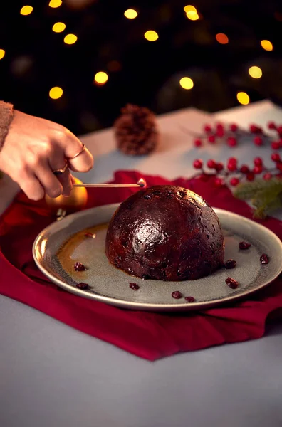 Világítás Brandy Áztatta Karácsonyi Puding Asztalon Készlet Ünnepi Karácsonyi Étkezés — Stock Fotó