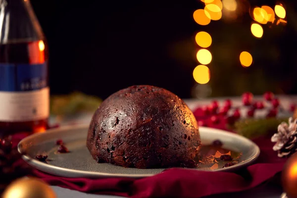 Brandy Soaked Christmas Pudding Auf Dem Tisch Set Für Festliche — Stockfoto