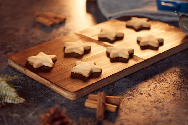 Galletas Navidad Recién Horneadas Forma Estrella Bordo Listas Para Decoración —  Fotos de Stock