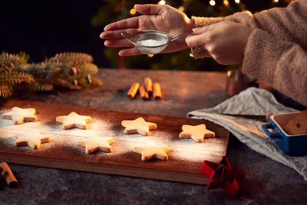 Hand Schudden Icing Suiker Gebakken Ster Gevormde Kerstkoekjes Aan Boord — Stockfoto