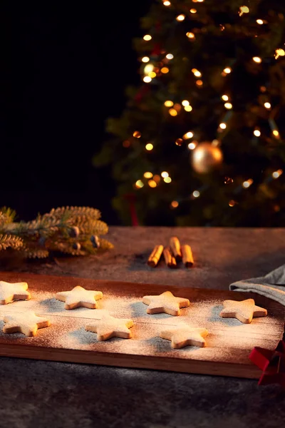 Vers Gebakken Ster Gevormde Kerstkoekjes Aan Boord Bestrooid Met Ijssuiker — Stockfoto