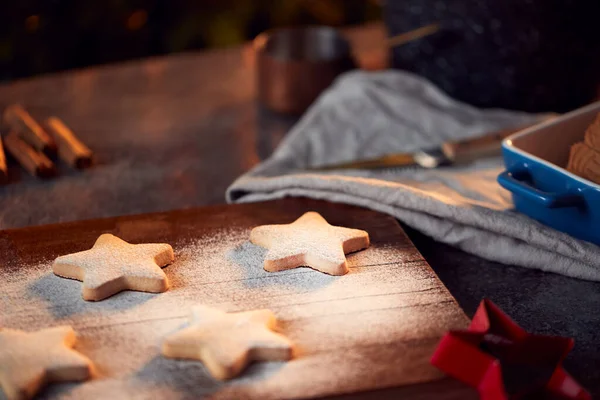 Frisch Gebackene Sternförmige Weihnachtsplätzchen Bord Mit Puderzucker Bestäubt — Stockfoto