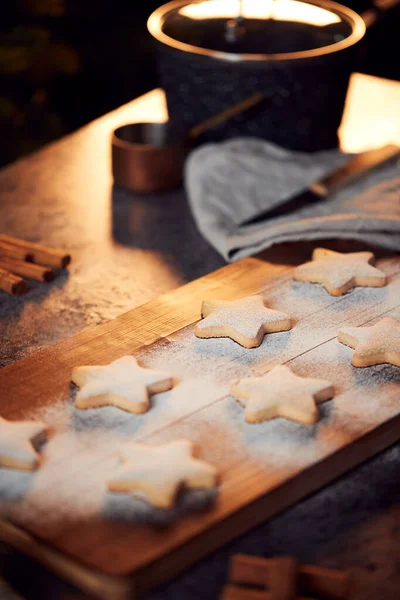 Galletas Navidad Recién Horneadas Forma Estrella Bordo Polvoreadas Con Azúcar — Foto de Stock