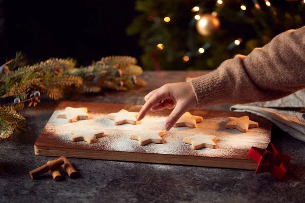 Frauenhand Greift Nach Frisch Gebackenen Sternförmigen Weihnachtsplätzchen Bord Die Mit — Stockfoto