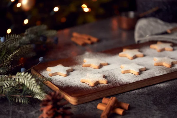 Frisch Gebackene Sternförmige Weihnachtsplätzchen Bord Mit Puderzucker Bestäubt — Stockfoto