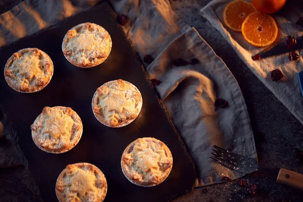 Frisch Gebackene Mince Pies Auf Dem Tisch Weihnachten Mit Preiselbeeren — Stockfoto