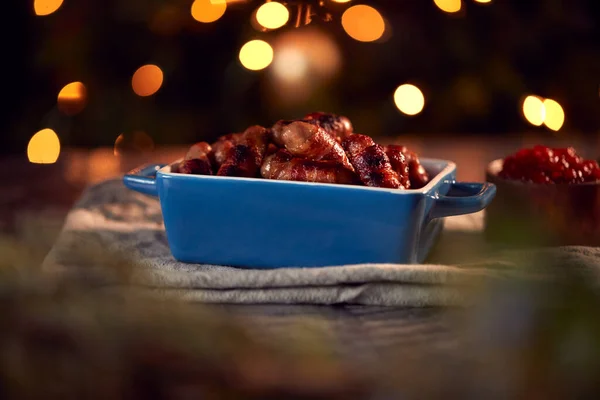 Tradiční Pokrm Vánočních Prasat Přikrývkách Stole Sada Pro Jídlo Stromovými — Stock fotografie