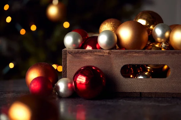 Ξύλινο Κουτί Από Χριστουγεννιάτικο Δέντρο Baubles Φώτα Δέντρο Στο Παρασκήνιο — Φωτογραφία Αρχείου