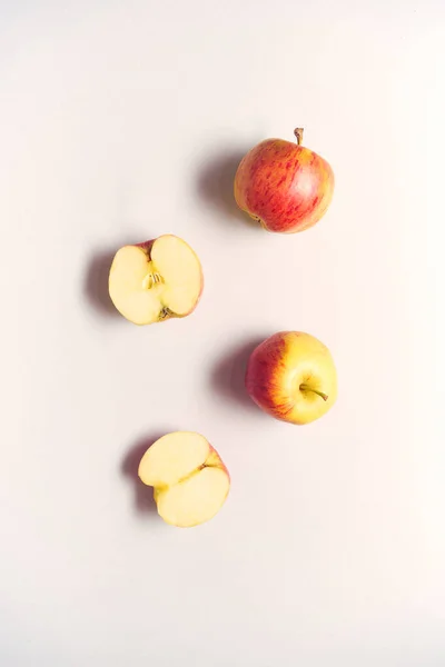 白色背景下全苹果和半熟苹果的俯视图 — 图库照片
