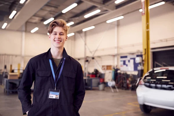 Porträt Eines Männlichen Studenten Der Für Eine Ausbildung Zum Kfz — Stockfoto