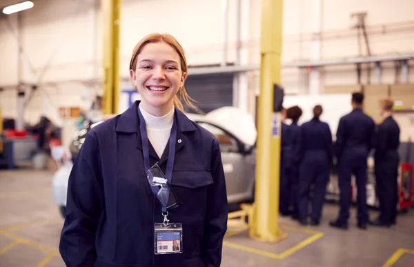 Portrait Female Student Safety Glasses Studying Auto Mechanic Apprenticeship College — Stock Photo, Image