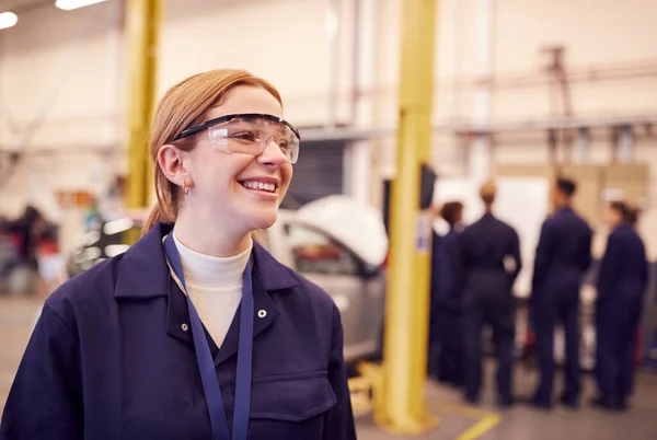 Portret Van Vrouwelijke Student Met Veiligheidsbril Studeren Voor Auto Mechanisch — Stockfoto