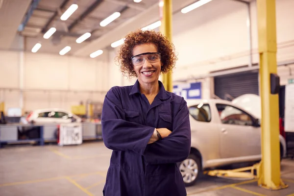 Portret Korepetytorki Okularami Ochronnymi Nauczanie Auto Mechanic Apprenticeship College — Zdjęcie stockowe