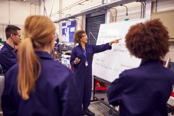 Žena Tutor Podle Tabule Studenty Výuka Auto Mechanik Učňovské Vysoké — Stock fotografie