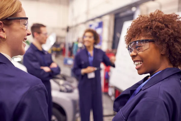 Vrouwelijke Leraar Door Whiteboard Met Studenten Onderwijs Auto Mechanisch Leerlingwezen — Stockfoto