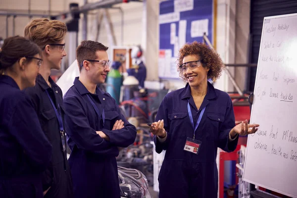 Female Tutor Whiteboard Students Teaching Auto Mechanic Apprenticeship College — Stock Photo, Image