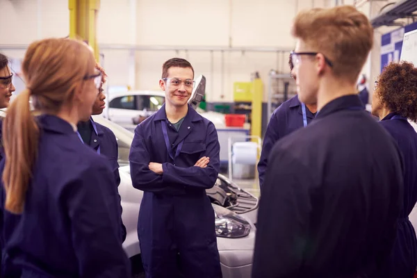 大学で自動車機械の実習のために勉強する学生のグループ — ストック写真