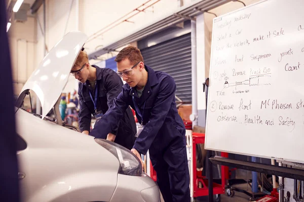 Zwei Männliche Studenten Studieren Für Kfz Mechaniker Ausbildung Der Hochschule — Stockfoto