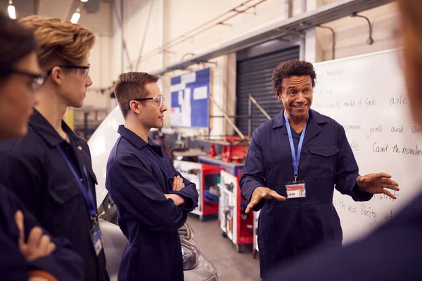 Männlicher Tutor Whiteboard Studenten Unterrichten Kfz Mechaniker Lehre College — Stockfoto