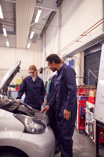 Muž Tutor Studenty Při Pohledu Auto Motor Auto Mechanik Učňovského — Stock fotografie