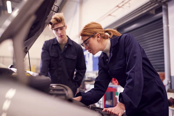 Mannelijke Vrouwelijke Studenten Zoek Naar Car Engine Auto Mechanic Apprenticeship — Stockfoto