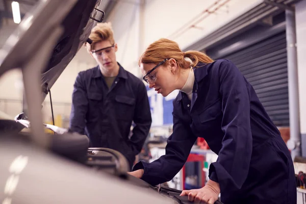 Estudiantes Masculinos Femeninos Mirando Motor Del Coche Curso Aprendizaje Mecánico — Foto de Stock