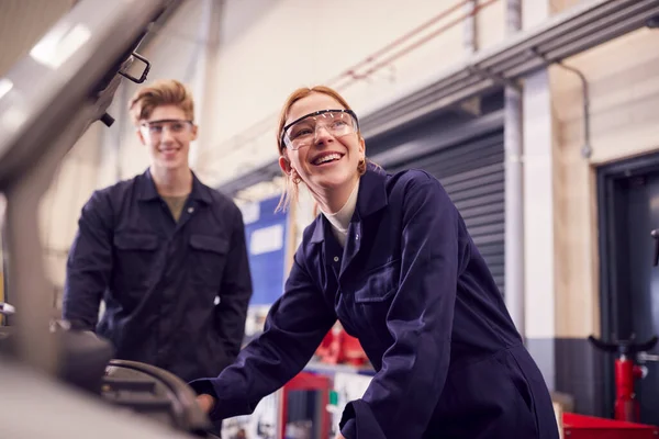 Male Female Students Looking Car Engine Auto Mechanic Apprenticeship Course — Stock Photo, Image