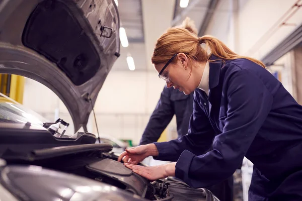 Estudantes Masculinos Femininos Que Olham Para Motor Carro Curso Aprendizagem — Fotografia de Stock