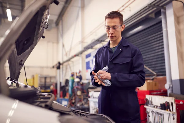 Garajda Çalıştıktan Sonra Erkek Motor Tamircisi Ellerini Siliyor — Stok fotoğraf
