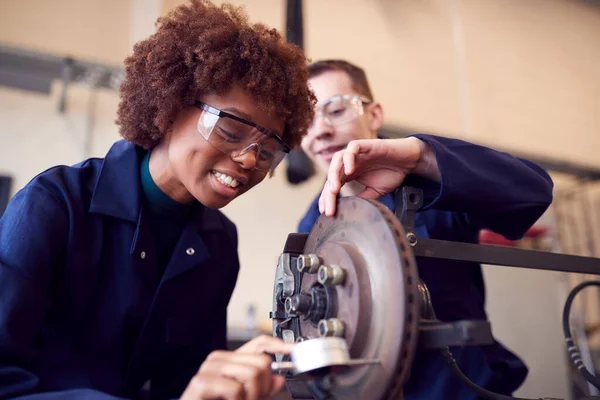 Manliga Och Kvinnliga Studenter Som Arbetar Med Bilbromsar Auto Mechanic — Stockfoto