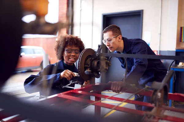 Man Vrouw Studenten Werken Aan Auto Remmen Auto Mechanisch Leerlingwezen — Stockfoto