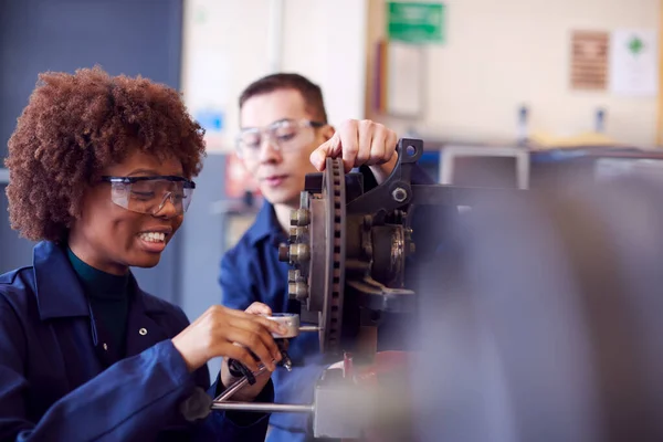 Manliga Och Kvinnliga Studenter Som Arbetar Med Bilbromsar Auto Mechanic — Stockfoto