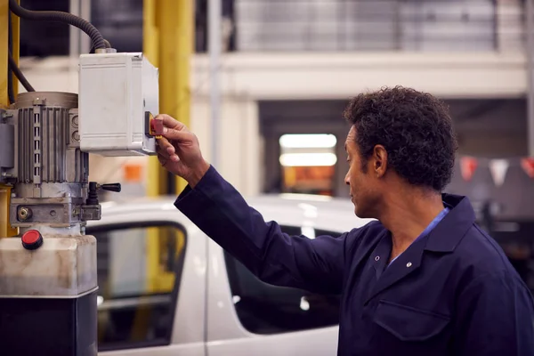 Mannelijke Motor Mechanic Raising Car Hydraulische Lift Garage — Stockfoto