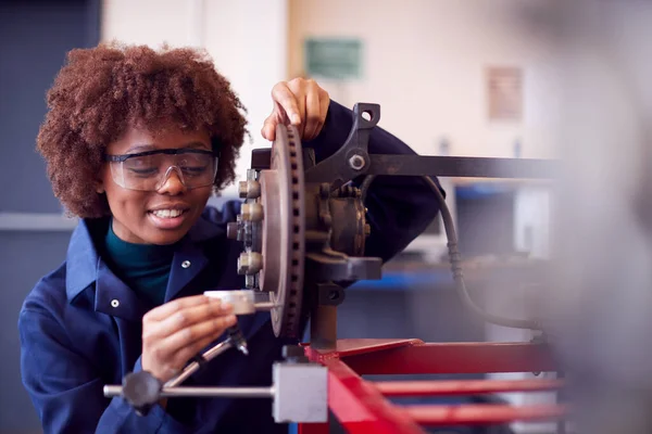 Vrouwelijke Student Werken Aan Auto Remmen Auto Mechanisch Leerlingwezen Cursus — Stockfoto