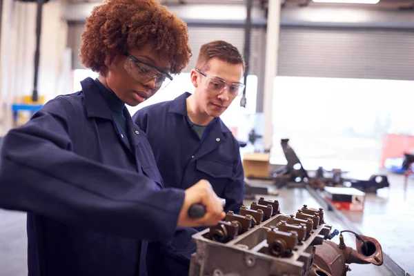 Estudiantes Masculinos Femeninos Trabajan Bloque Motor Coche Curso Aprendizaje Mecánico — Foto de Stock