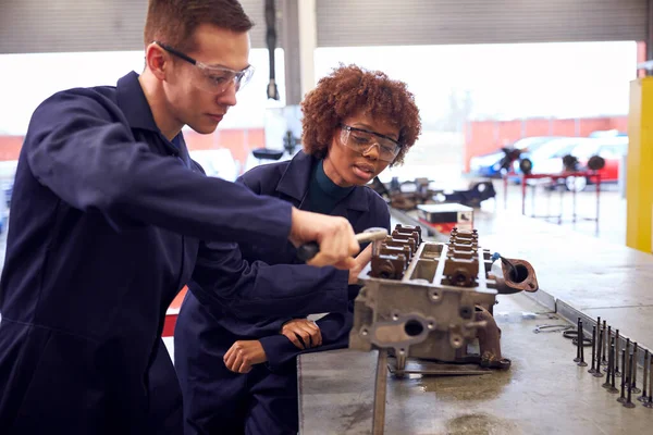 Man Vrouw Studenten Werken Aan Auto Motorblok Auto Mechanisch Leerlingwezen — Stockfoto
