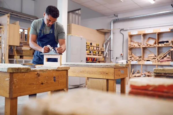 Étudiant Mâle Étudiant Pour Apprentissage Menuiserie Collège Utilisant Avion Bois — Photo