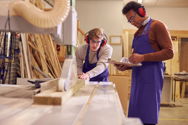 Tutor Con Estudiante Carpintería Masculina Taller Que Estudia Para Aprendizaje — Foto de Stock