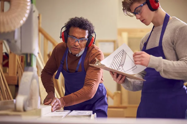 Handledare Med Manliga Snickarstuderande Verkstad Studera För Lärlingsutbildning Vid Högskolan — Stockfoto