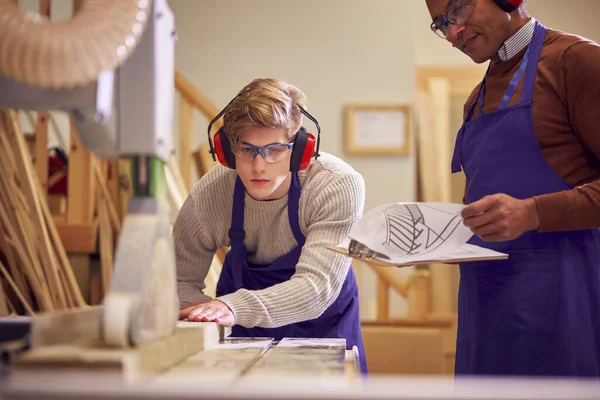 Tutor Male Carpentry Student Workshop Studying Apprenticeship College Using Bench — Stock Photo, Image